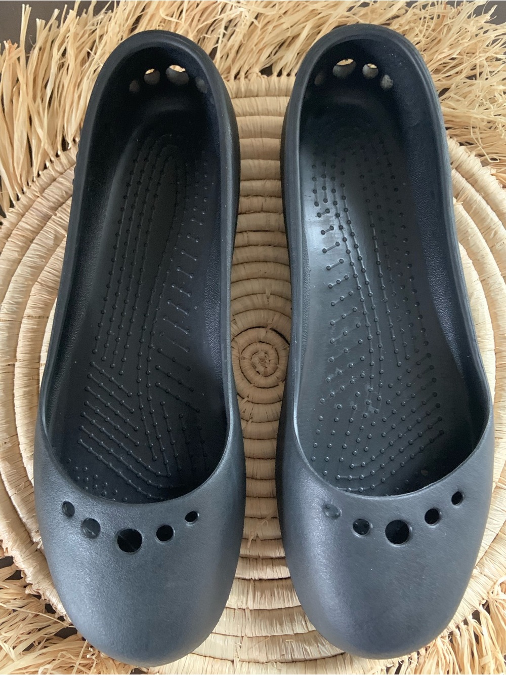 CROCS Women’s Matte Black Round Toe Slip On Ballet Flats Size 9 - Picture 2 of 16